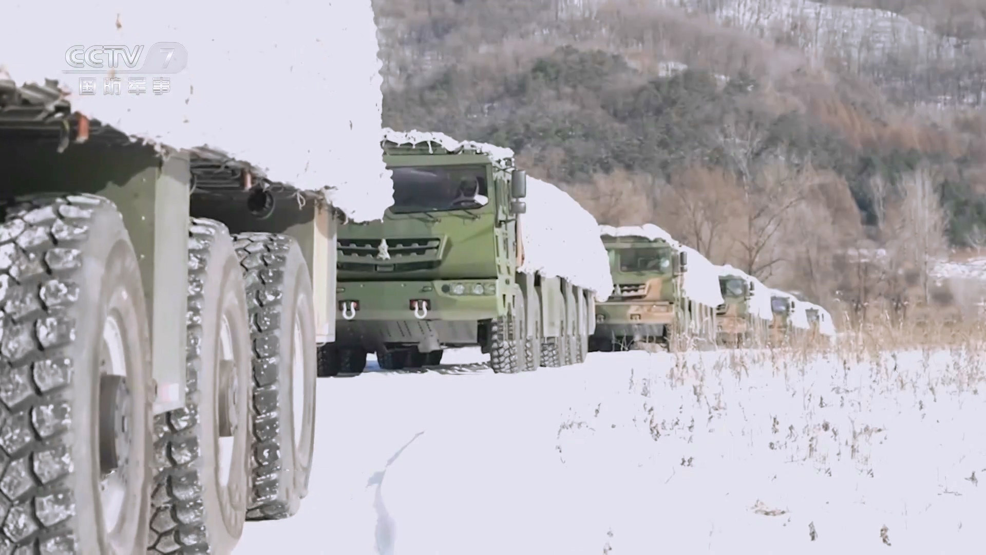 每天认识一件兵器发射车在雪地行驶，停车时进行伪装。