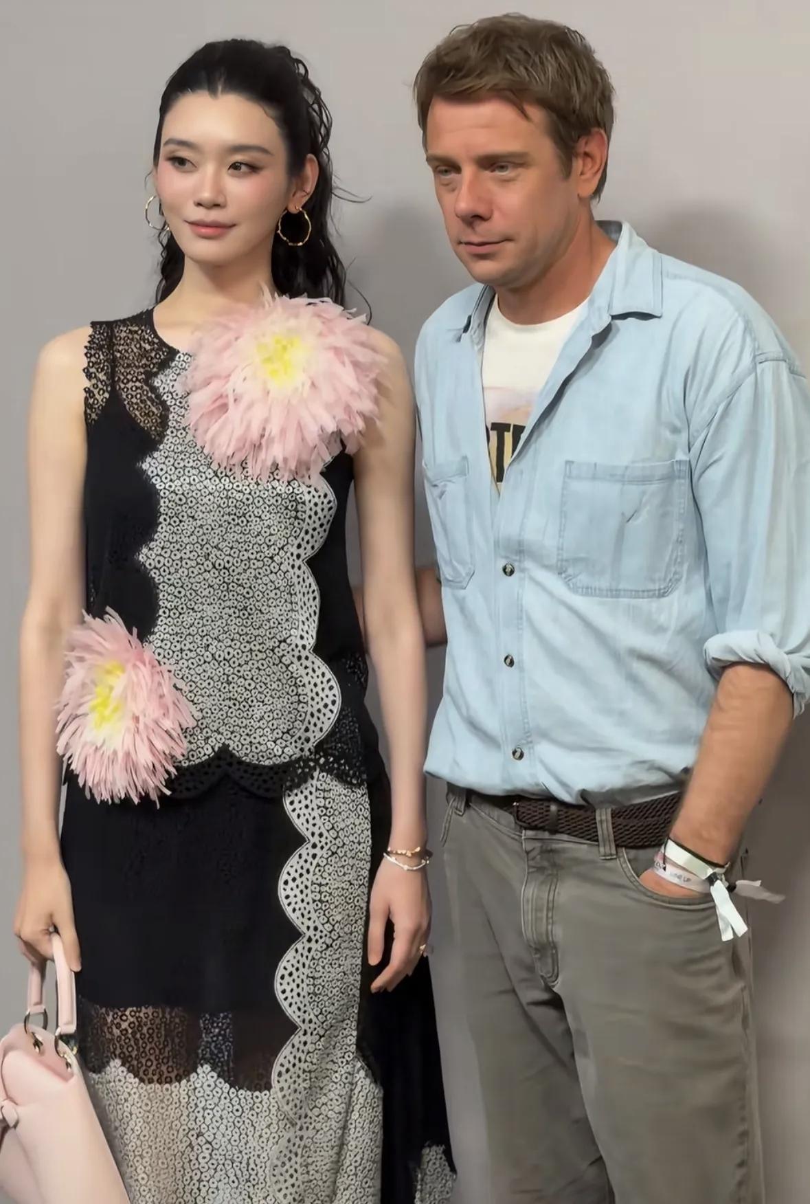 奚梦瑶如今真的很拼，结婚不过一个多月，就开始出来工作了，而不是得到了豪门婚礼，就