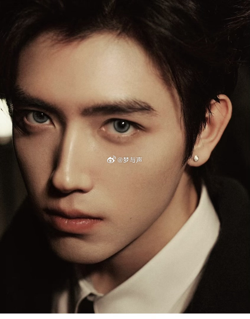 陈飞宇花絮得了陈凯歌真传白日提灯雨夜那组花絮，最绝的是雨不是“下”的，是“挂”