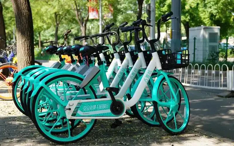 共享单车大家都见过，但很多人不知道，它背后藏着一场极其疯狂的资本豪赌。 最疯