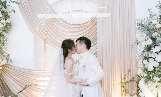 TVB财经主播曾晓婷（Janet）因撞样何依婷而被封为「新闻女神」，而且她拥有极
