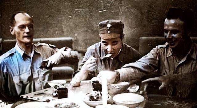 抗战时期，美军观察小组在延安得到了延安军民的热忱款待。如图，接待晚宴上，抗大林校