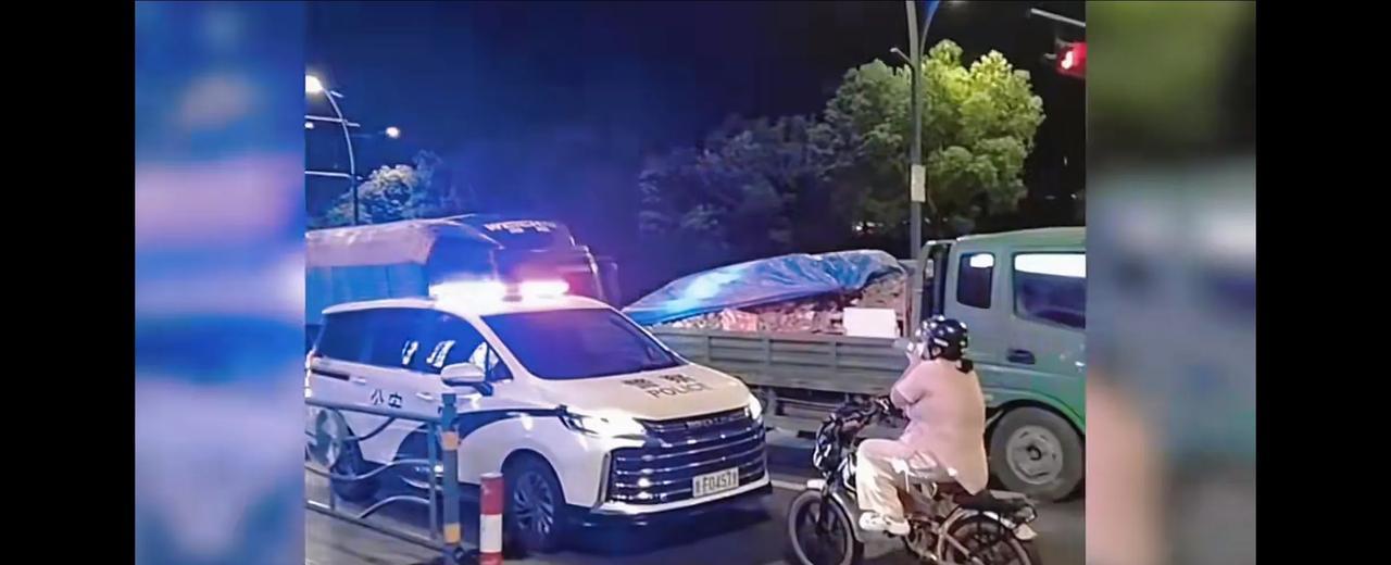 这位仙女，用吕布在世一般的行为艺术，再一次践行了“仙女本质”——在大街上，逆行骑