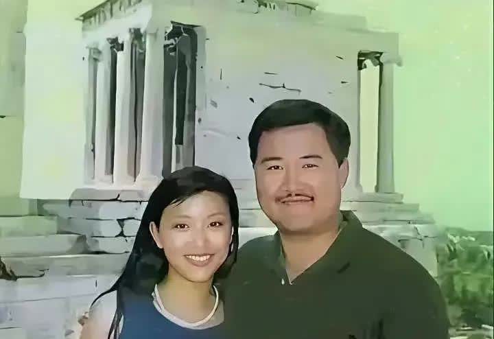 杨澜和丈夫吴征在美国刚认识时一张留影，杨澜很漂亮，纯纯的才女，吴征也高大帅气，一
