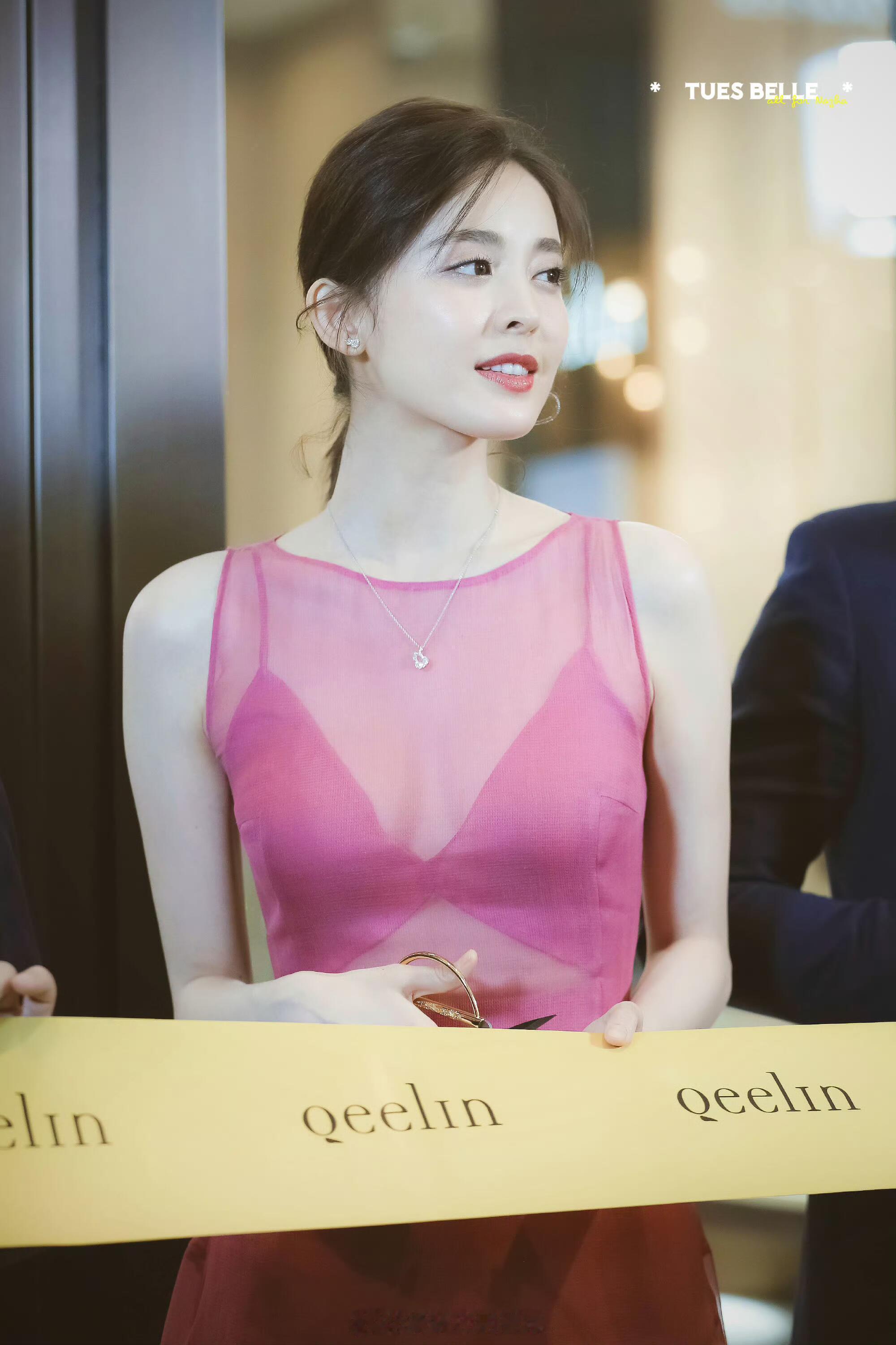 原来清纯与性感可以并存的娜扎Qeelin麒麟活动生图：