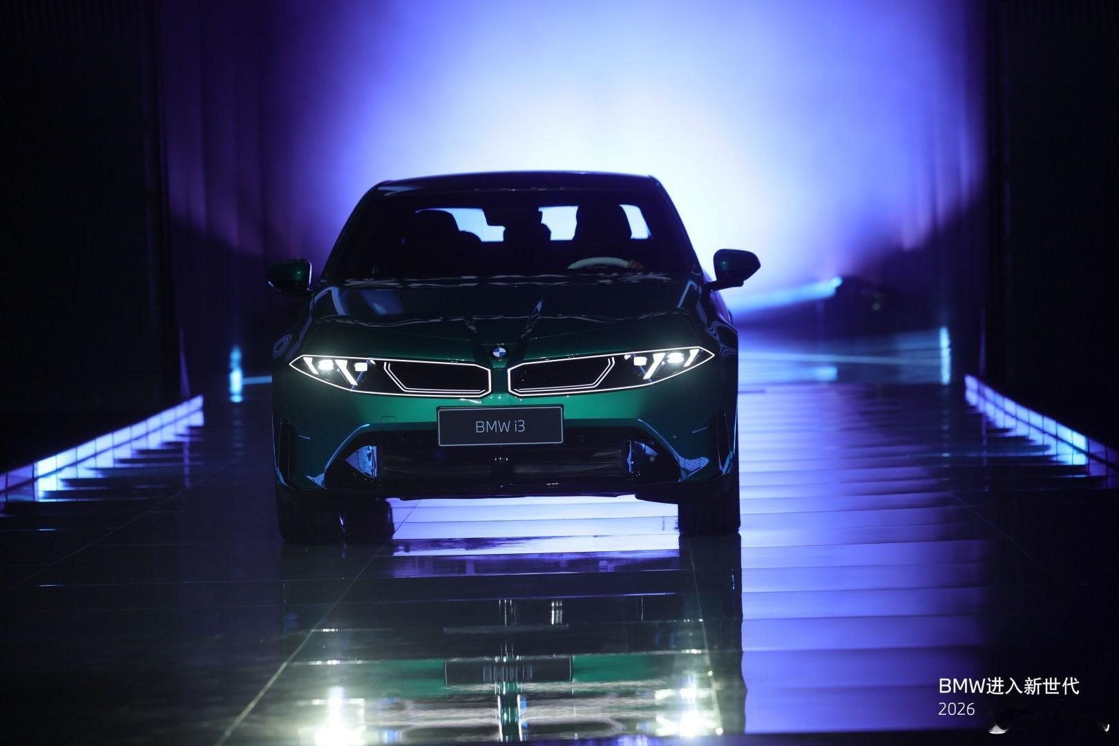 今年的宝马之夜，来了三台车。第一个，国内独有的长轴距版iX3。这车我们之前体验过