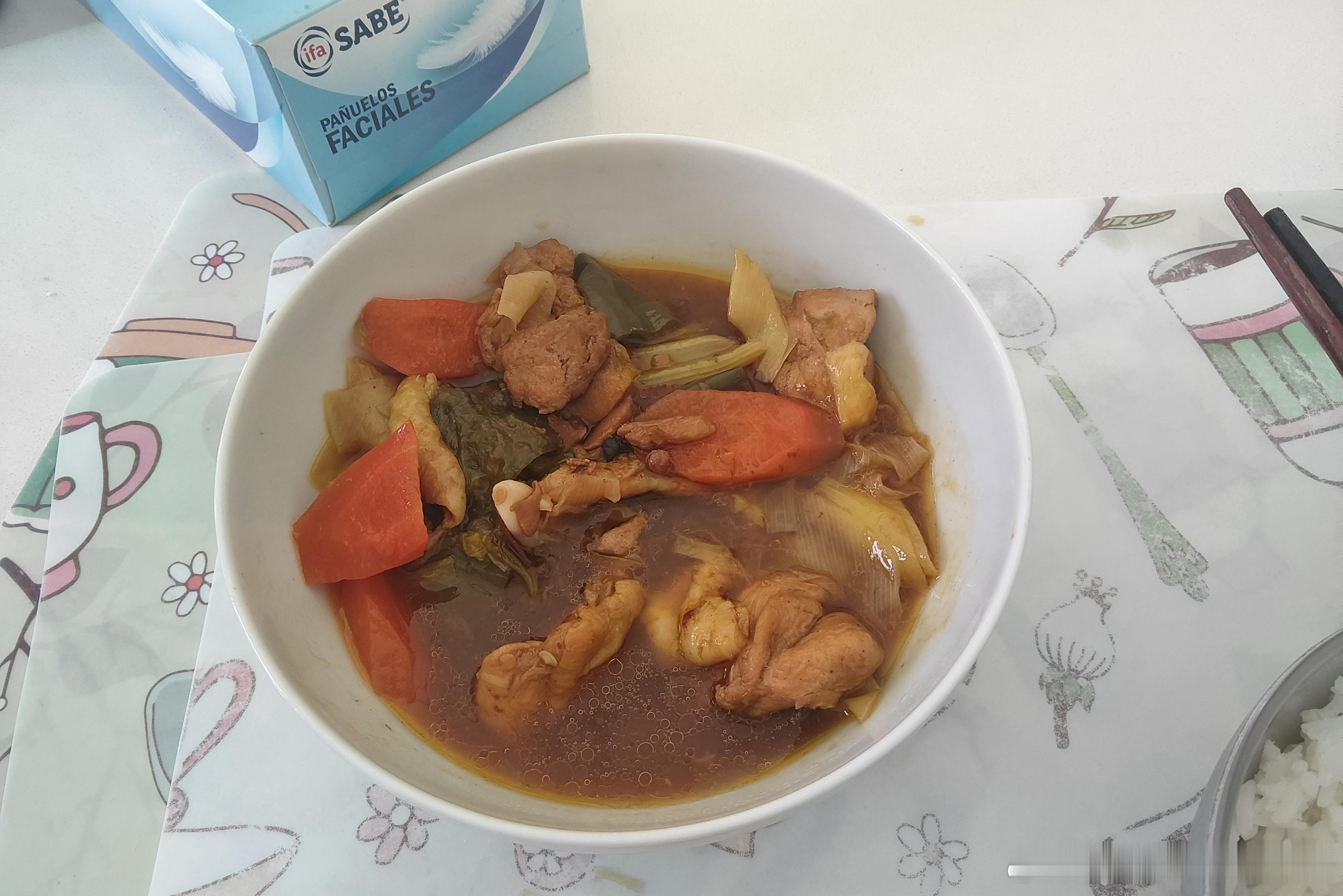 今天自己炒了了个鸡块，把冰箱里的菜改捞改捞全烩进去了。一会儿厨房飘出一股熟悉的味