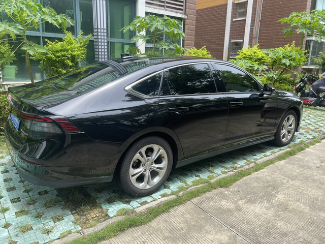 停完车忍不住拍两张回家之后停完车，忍不住拍两张，甚是喜欢，还是喜欢雅阁的造型