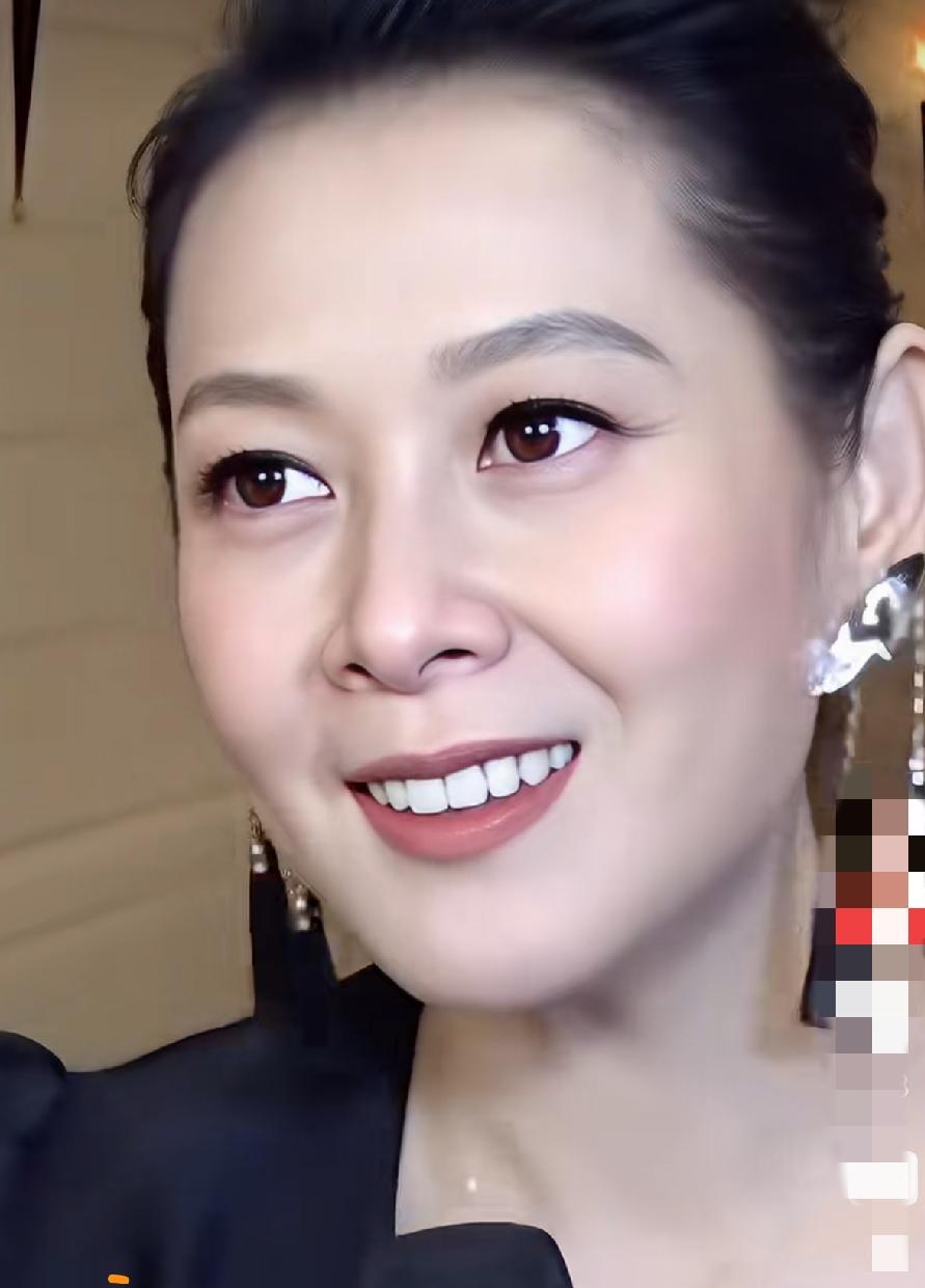 好喜欢刘若英这种长相，皮肤很好，干干净净的，笑起来一口整齐的白牙，看着都舒服顺眼