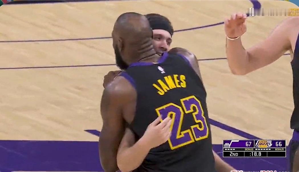 里弗斯3+1倒地，詹姆斯快速跑过去，并没有第一时间拉他，而是一直在比手势，不知道