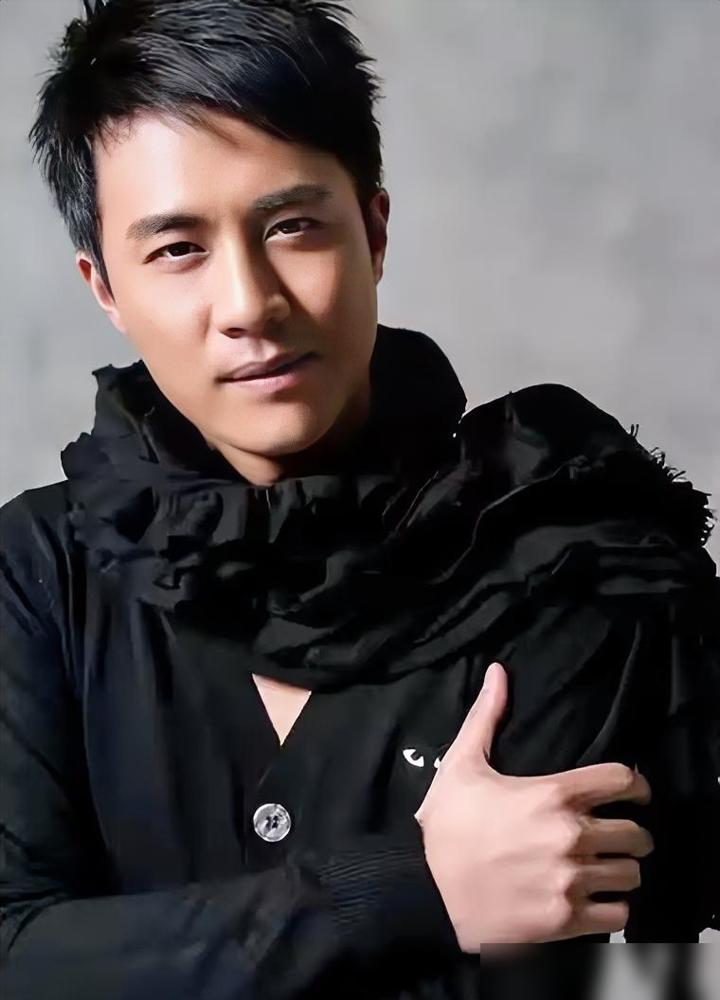 主角的粉丝估计都傻眼了，一部《逐玉》，风头全被一个“特邀出演”的杜淳抢光了。