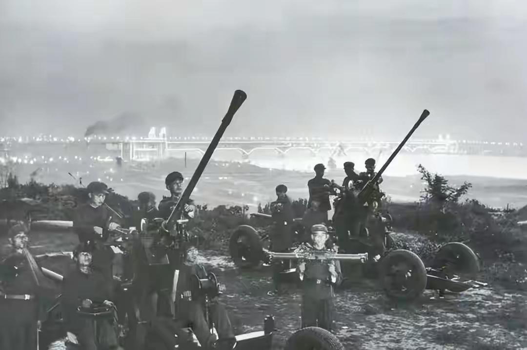 1957年，张爱萍裁撤40万公安军，罗瑞卿黯然离开，两年后成他上级。裁撤40万公