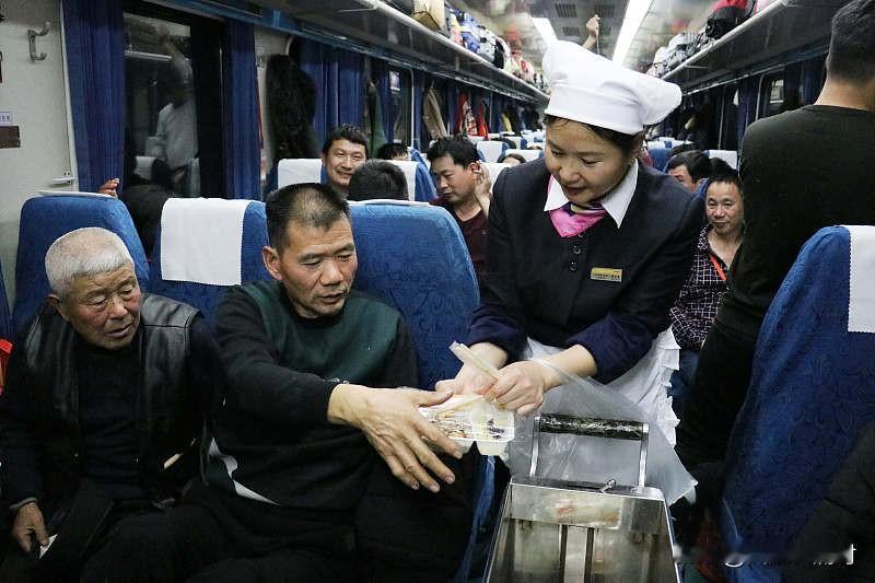 都特么什么年代了，火车上的快餐还这么坑人！简直就是奸商！夹生饭，丁点菜太