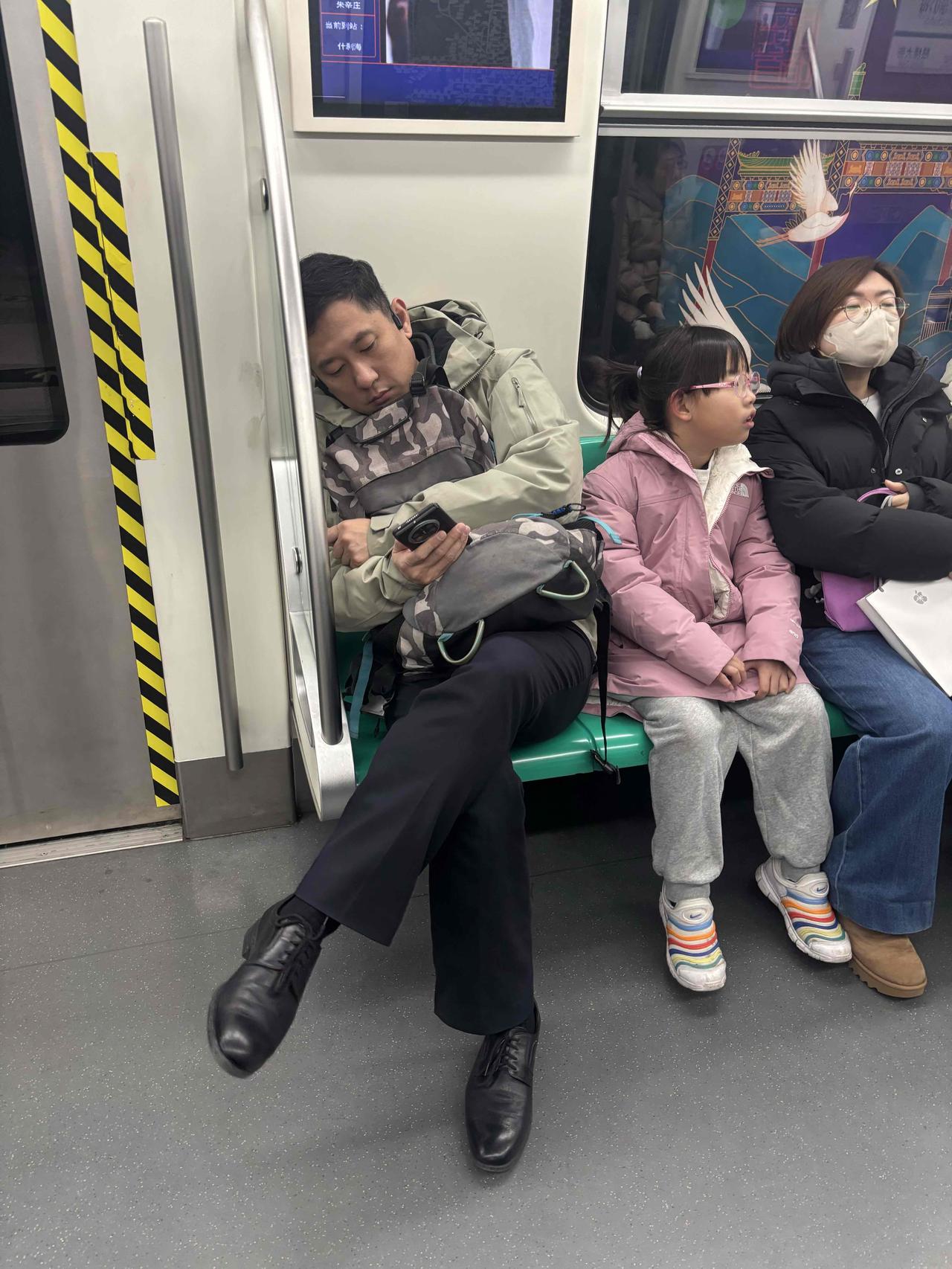 看看这种人，二郎腿两边翘，把人裤子蹭脏了还无所谓，要是九十年代被人不知道咋回事。