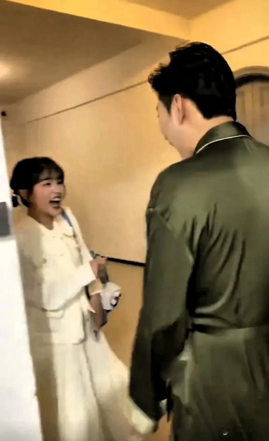 杨咩咩去探于龙的班，两个人见面太欢乐了吧！开心的表情甜蜜又幸福！于龙这体格一把抱