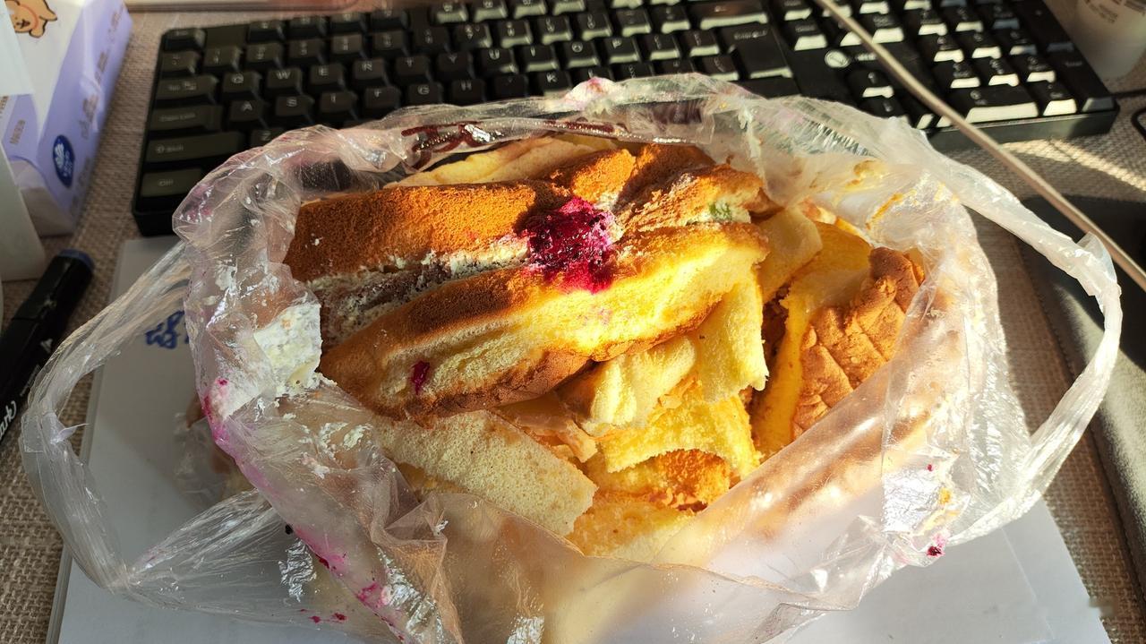 正经蛋糕买不起，边角料最有性价比，这样的蛋糕边，你吃过吗？今天去蛋糕店买老蛋