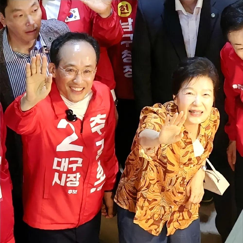 5.23日，74岁的韩国前总统朴槿惠罕见露面了，她身着花色上衣，高挽发髻，风韵依