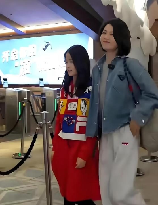 2014年，曹曦文嫁给马来西亚富商，婚后产下女儿，但因长期异地和家族观念等矛盾，