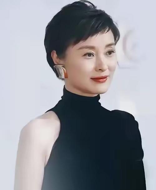 演员吴越说：“我不会结婚了，也也不会再去谈恋爱了。不是因为谁把我伤了，也不是对