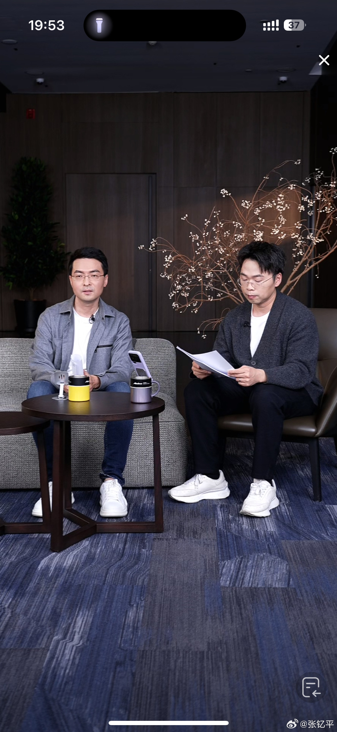 提前进直播间看了眼，居然没有雷总。退出了，再等等。