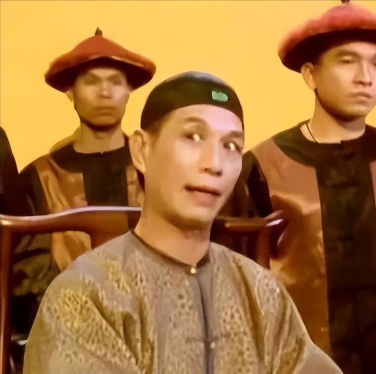 1993年，王晶拍摄《九品芝麻官》时，找不到饰演“李公公”的合适演员，周星驰说举