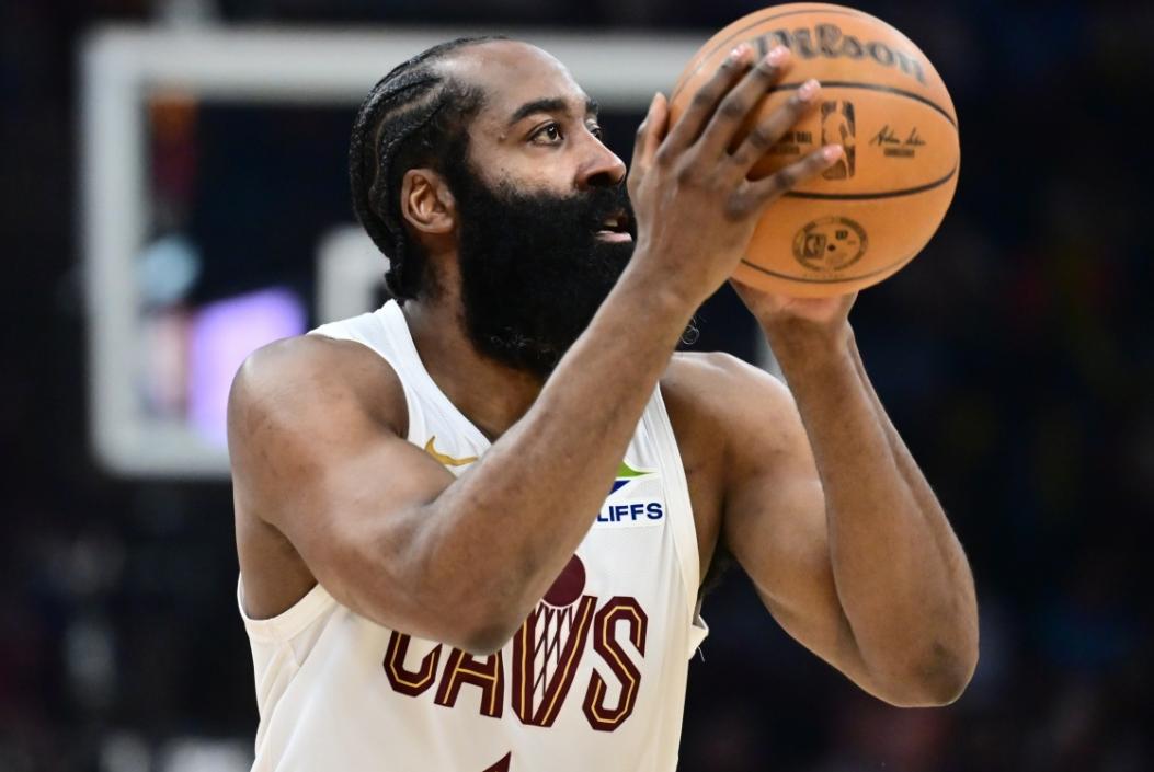 为什么哈登老是蹲底角？发现最近哈登老是蹲底角，球已传不过去。这和快船刚交易哈