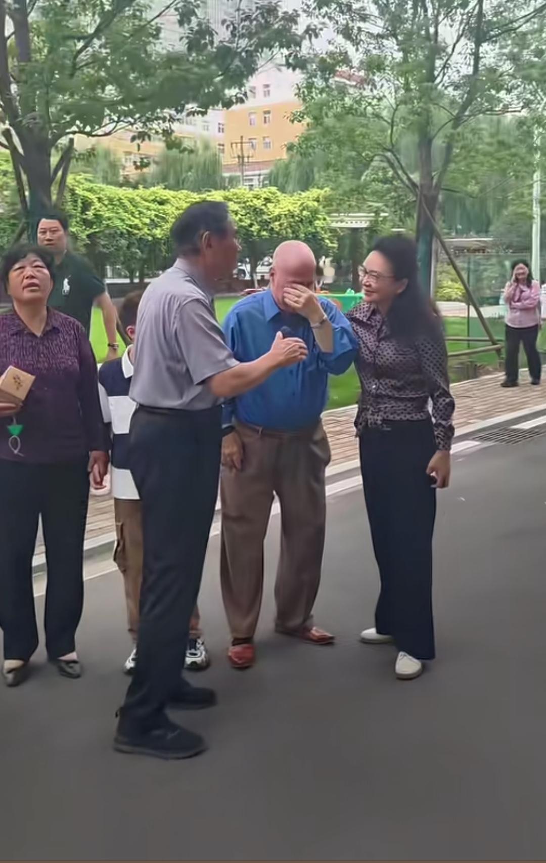 赛考斯这趟中国之行，收到的最珍贵礼物，不是牡丹刺绣，也不是鲜花和掌声，而是儿子从