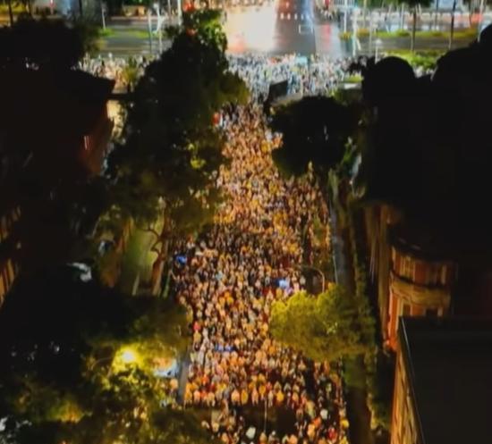 绿营罢免活动号称现场5万人由曹兴诚赞助支持的绿营罢免活动，昨晚（19日）在青