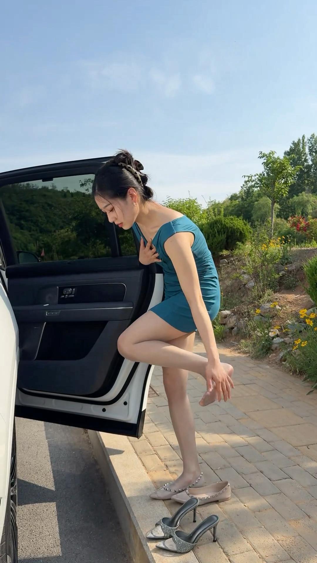 据说女生车里都备了好几双鞋