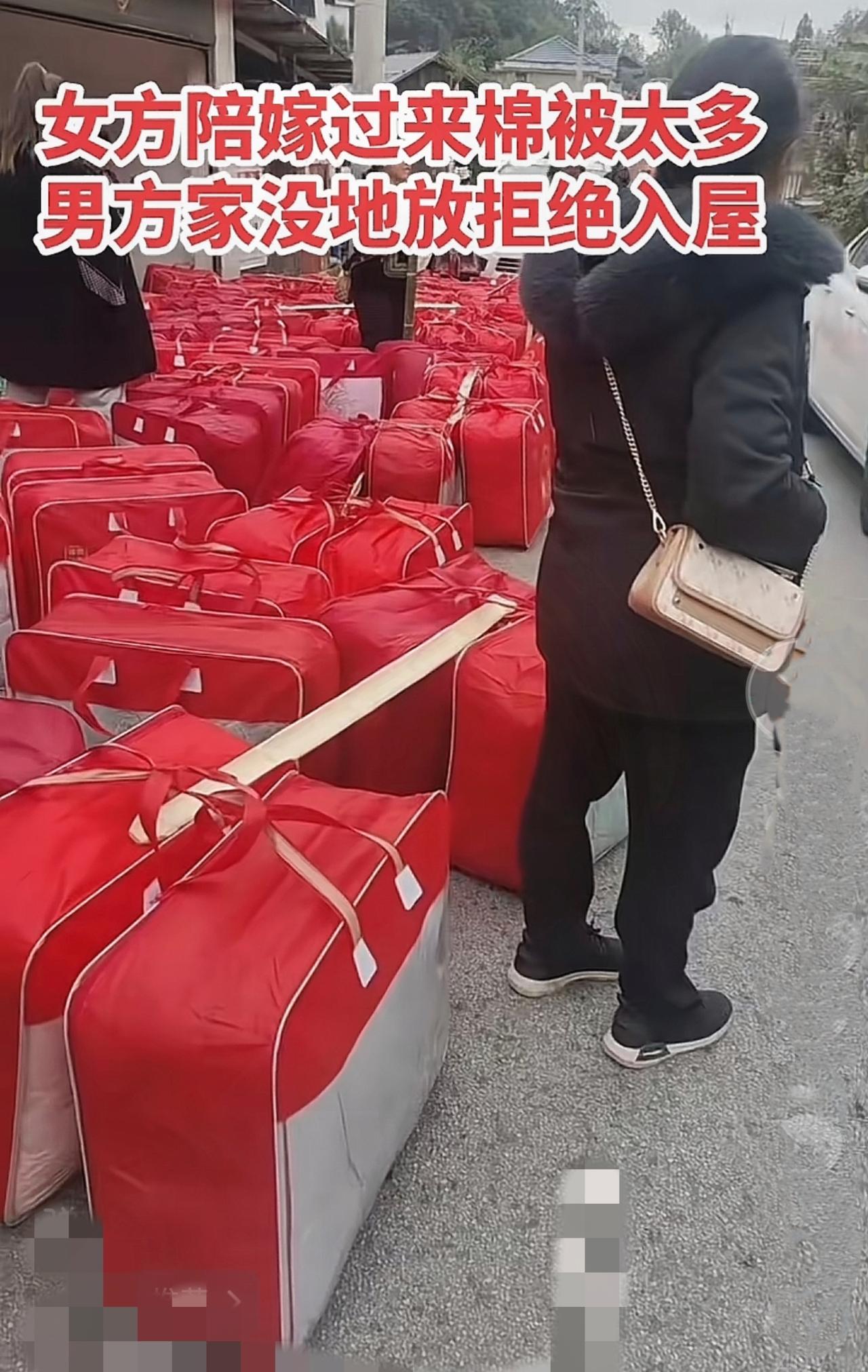 男方做的太对了！彩礼因为没有给到位，女方直接陪嫁50闯棉被，男方家没有地方放
