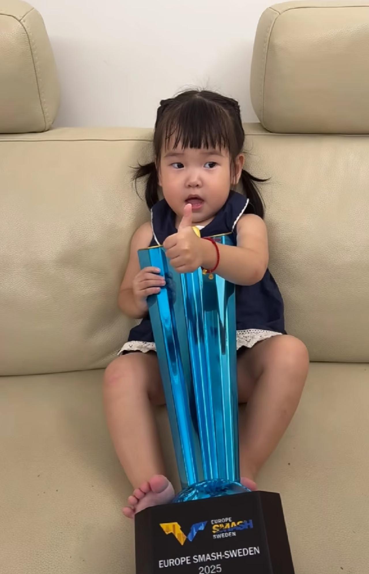 黄镇廷更新：恭喜楹楹又有大玩具啦8月27日，黄镇廷发文：瑞典大满贯，这么大