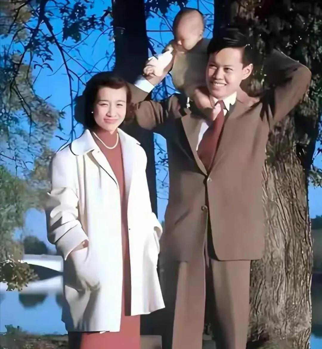 这是杨振宁和原配妻子杜致礼，以及长子杨光诺的真实容貌，都看看吧，一家三口的颜值都