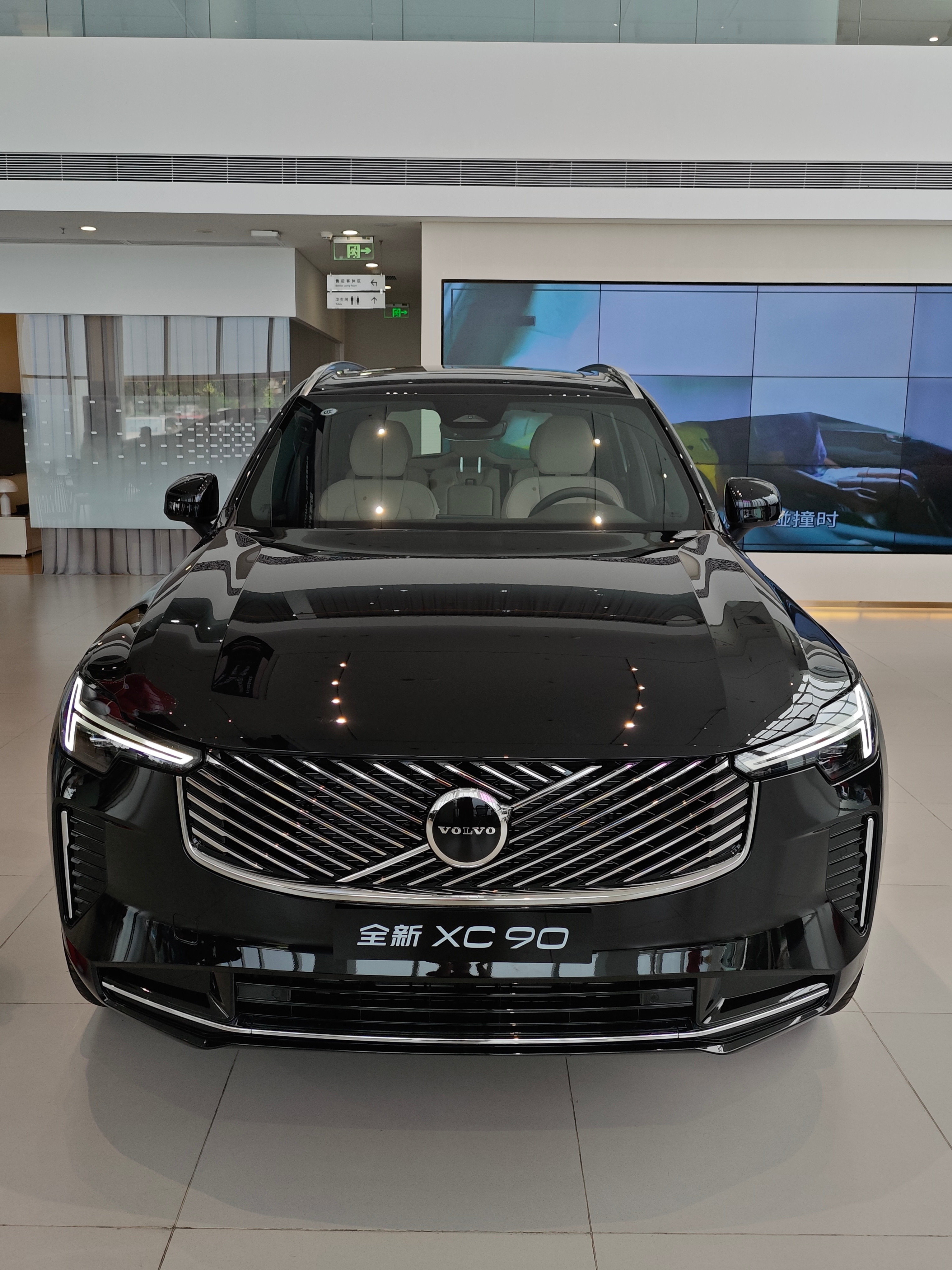 沃尔沃xc90确实变化不大，就是个小改款。中控其实就是把内嵌的屏幕放出来了整个