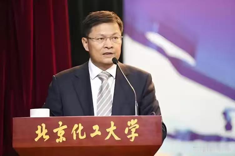 在当今双一流院校的校长中，北京化工大学的谭天伟校长算是非常特殊的存在，堪比当年的