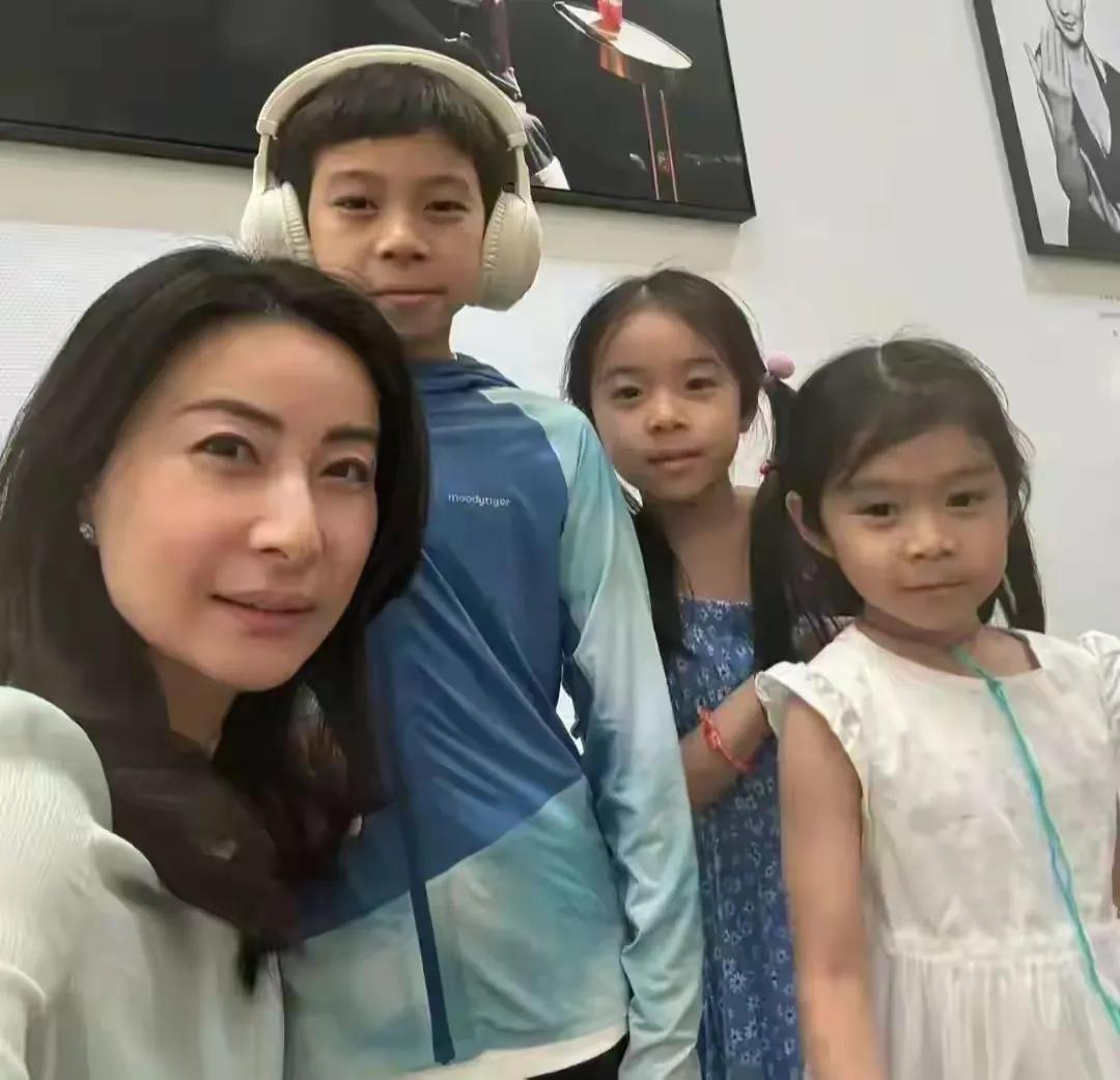 郭晶晶所生的一儿两女真是会投胎，其中女儿霍中妍、霍中怡，这颜值完全是奶奶朱玲玲的