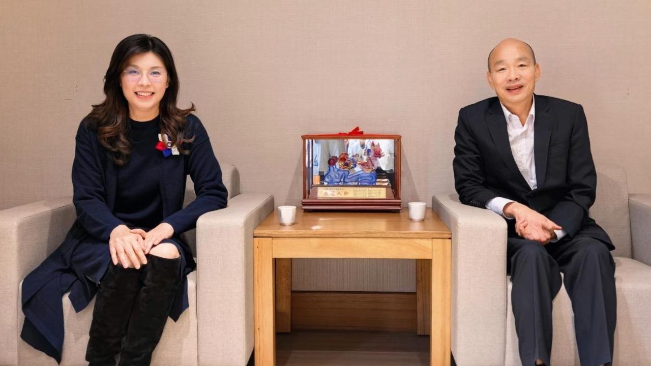 郑丽文“负荆请罪”！主动向韩国瑜致歉，蓝营内讧闹剧要大结局了？军购案吵得沸沸