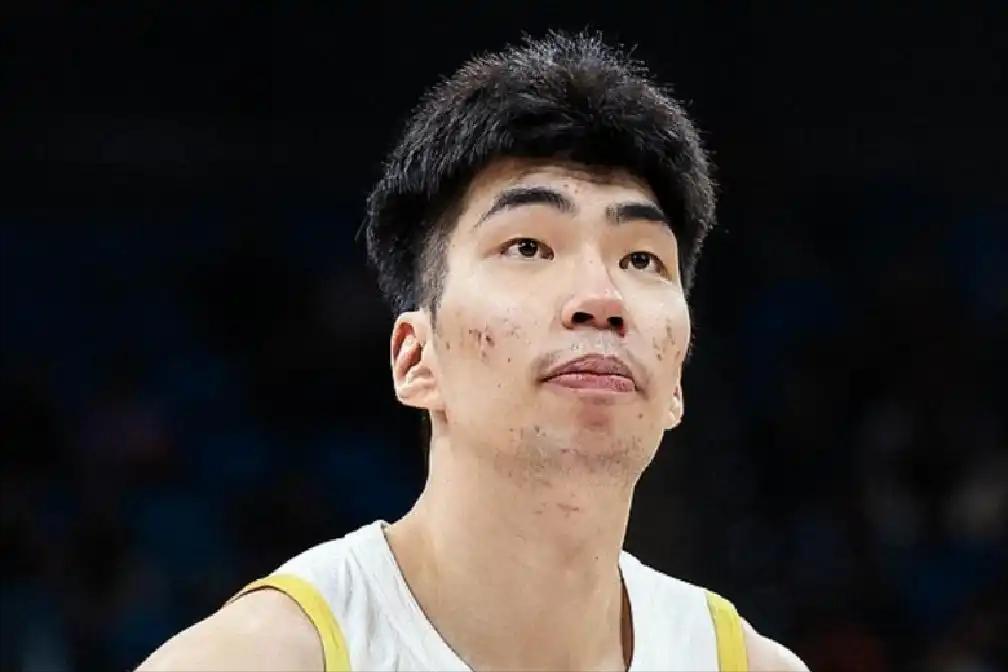 万里赴戎机！余嘉豪不远3万里，驰援男篮迎战日本。2月26日，中国男