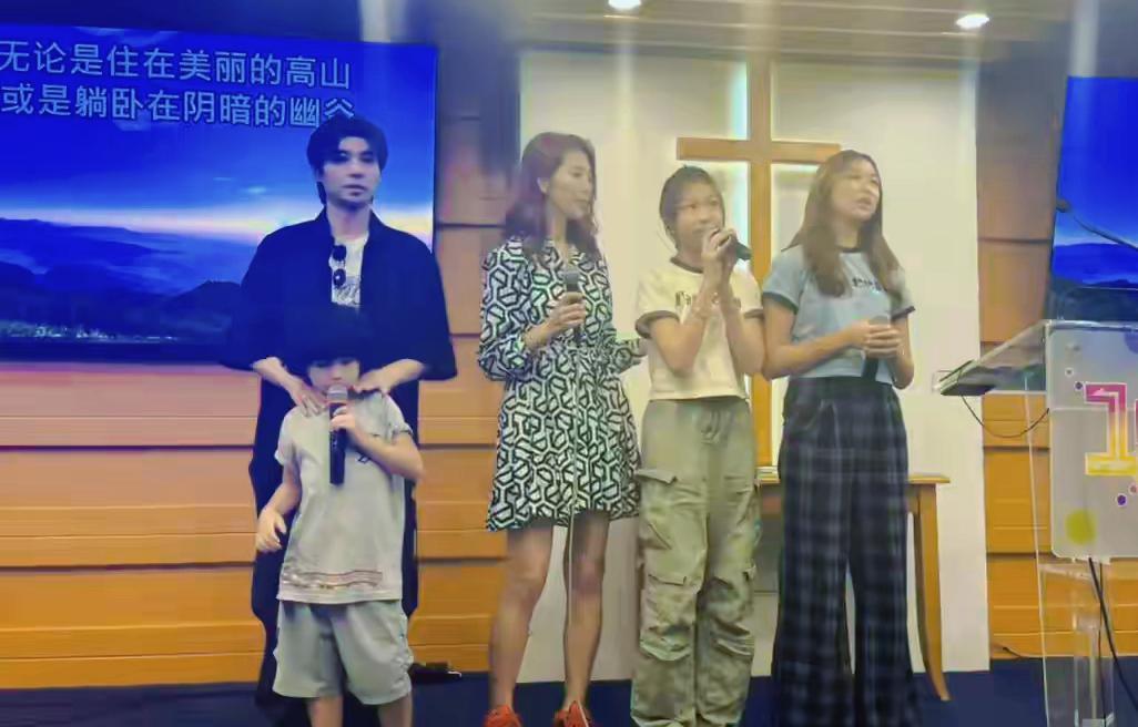 蔡少芬全家教堂献唱！俩女儿像妈显清纯，儿子复刻张晋帅气，这基因分配绝了！[比心]