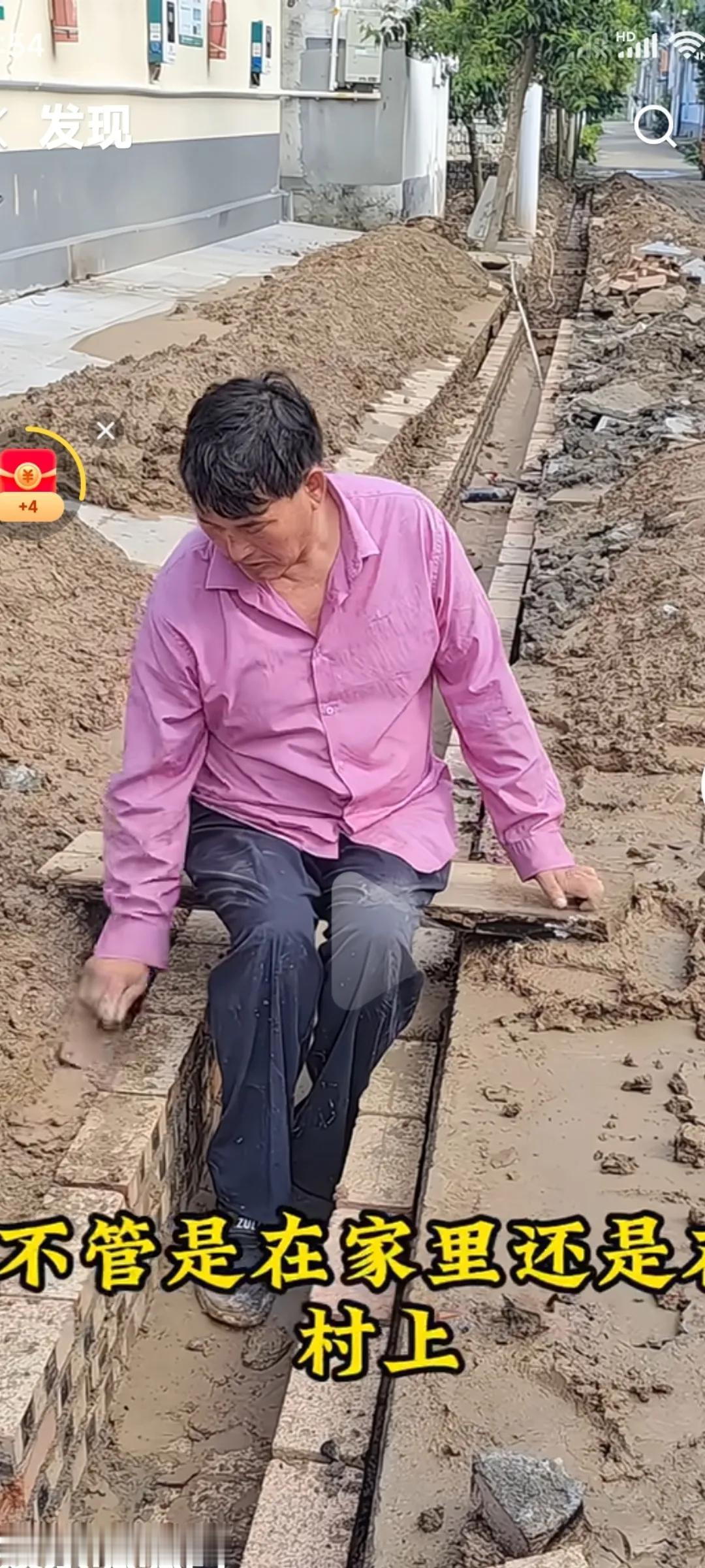 大衣哥朱之文如果没有演出，在家就闲不住。为村里做公益事业，自己出钱又出力。