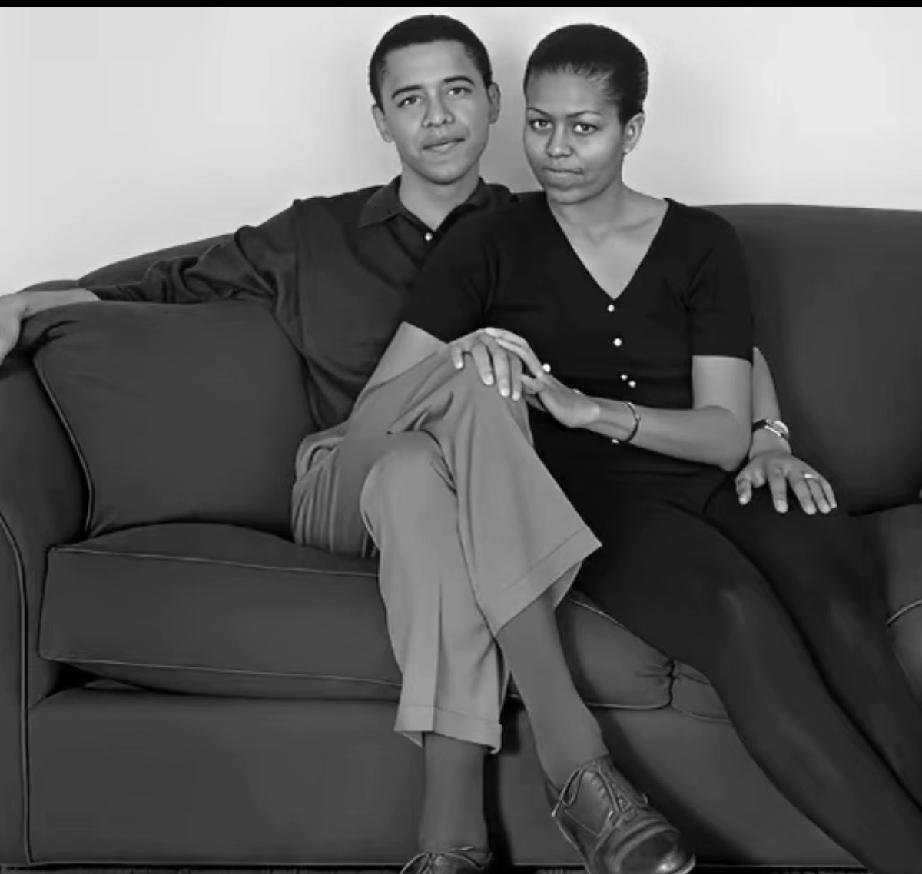 奥巴马夫妇年轻时，都留着板寸头，甜甜蜜蜜很有夫妻相。老年的奥巴马夫妇变化大，米