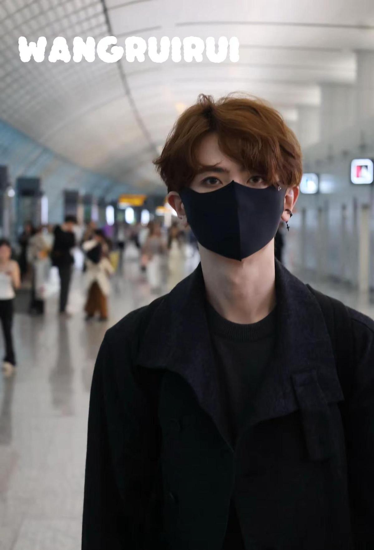 刘端端机场一现身，皮衣牛仔裤，没滤镜也扛造。脸是原装的，妆是稳的，连化妆师都值