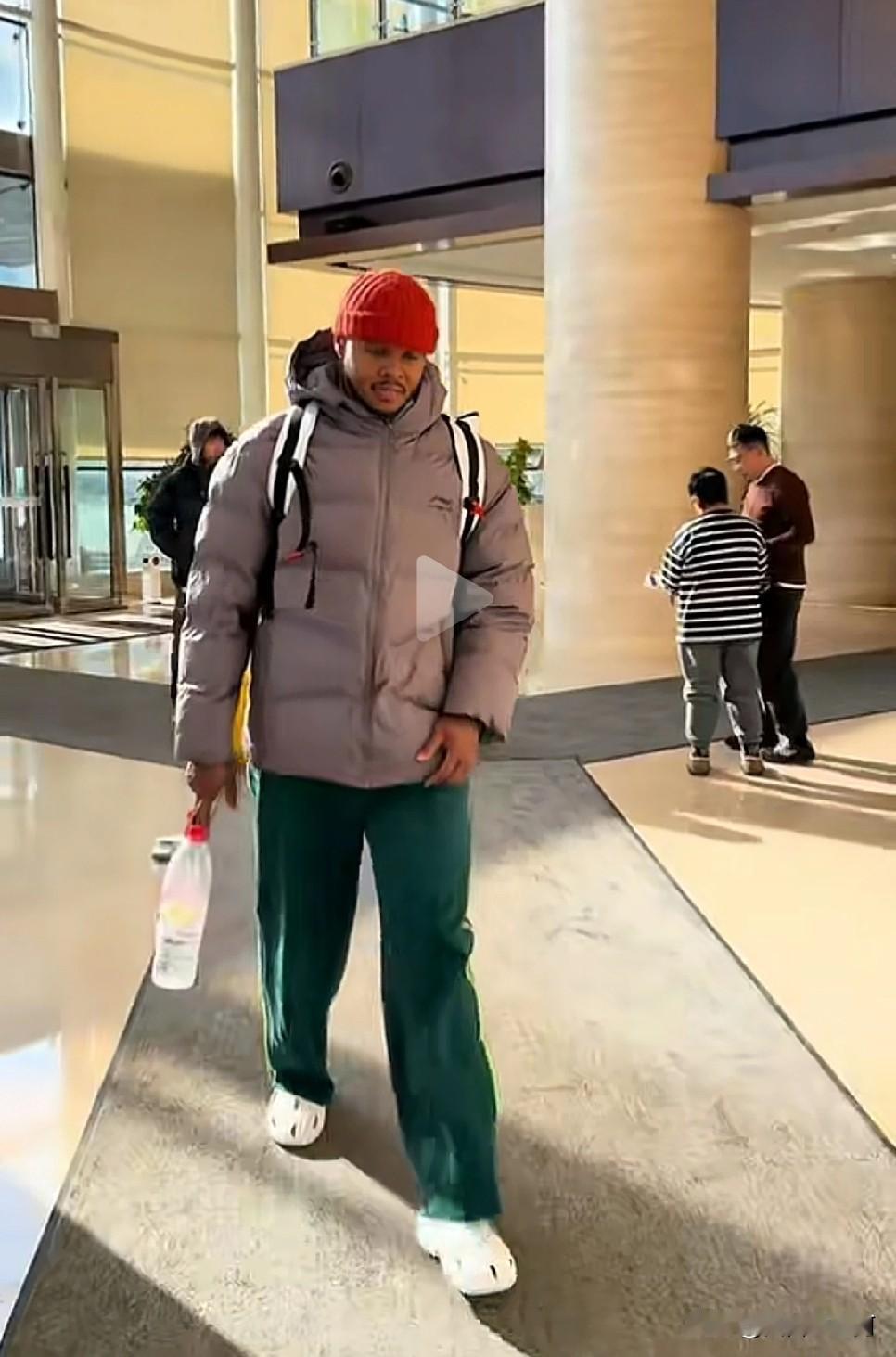 亨特离开了辽宁队，拎着大瓶矿泉水的亨特显得有些落寞，可其实亨特来辽宁队的这趟“旅