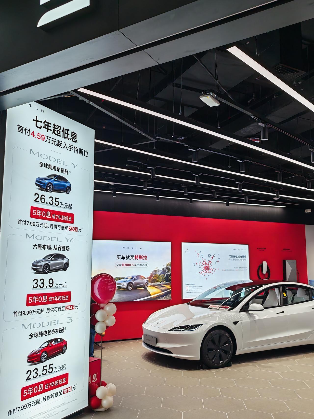 家附近购物中心，特斯拉店面又回来了。之所以说又，是前两年他们撤了。​​不仅又