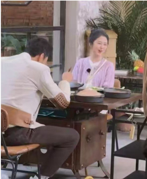 谭松韵吃火锅被偶遇，她的脸好圆，眼睛小小的，真的好可爱好美啊​​​