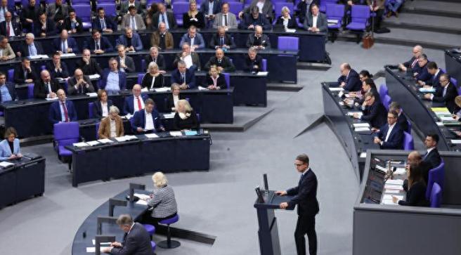 最近欧洲政坛出了件大事，德方联邦议院的两场投票直接给欧盟的援乌计划泼了盆透心凉的