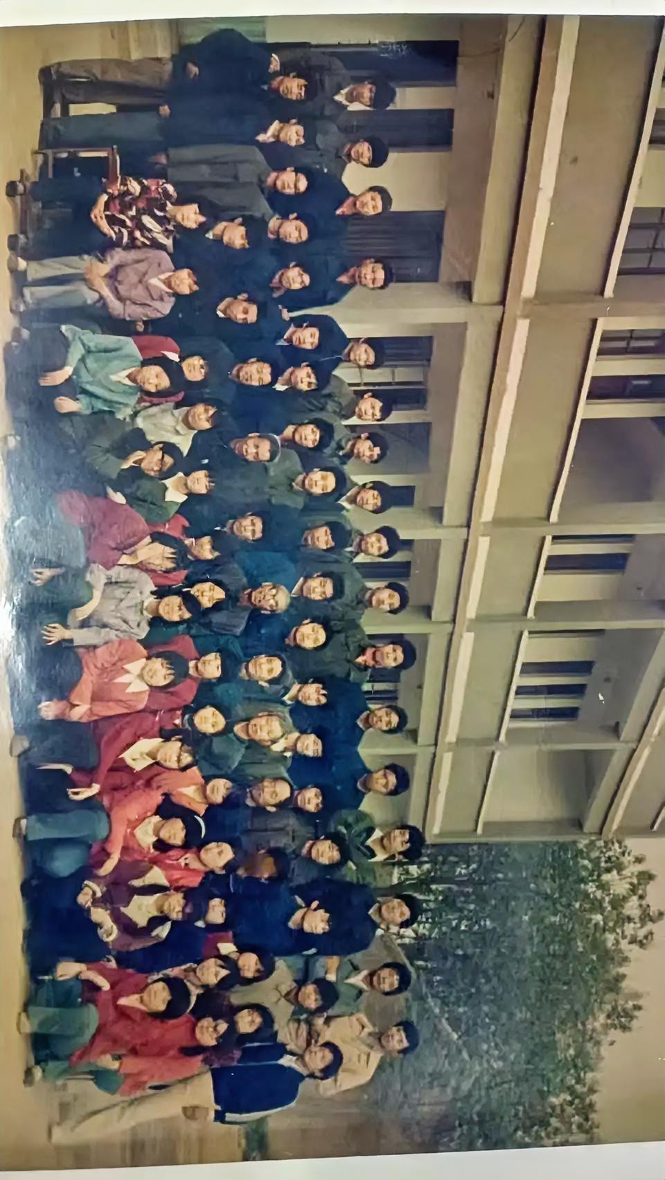 昨天和同学聚餐。时间过的真抉，不知不觉间高中毕业40年了。我们已不再是意气风发的