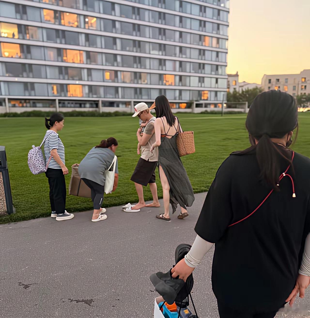 陈伟霆光脚踩地上，在阿那亚抱娃这画面，比任何精修图都戳人！