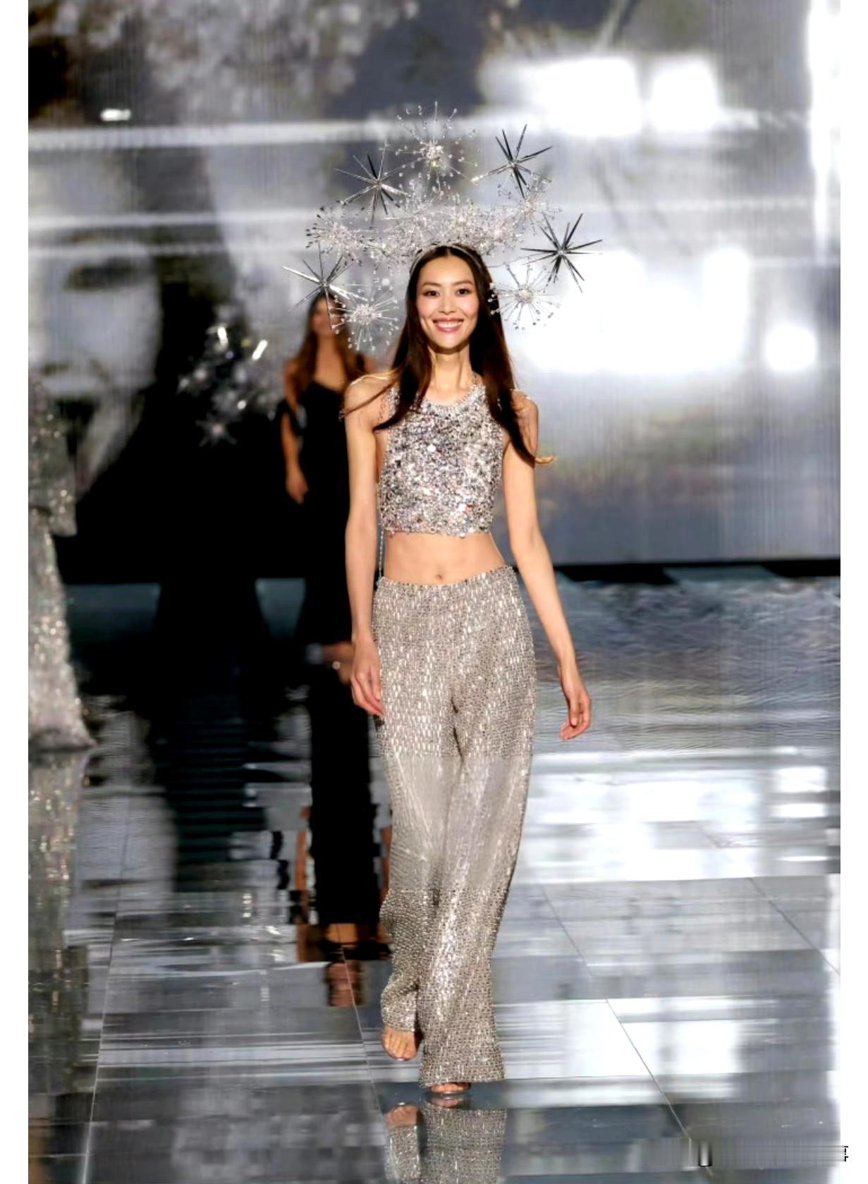 刘雯的“建模腿”：把Burberry穿成行走的时尚范本2025年11月28