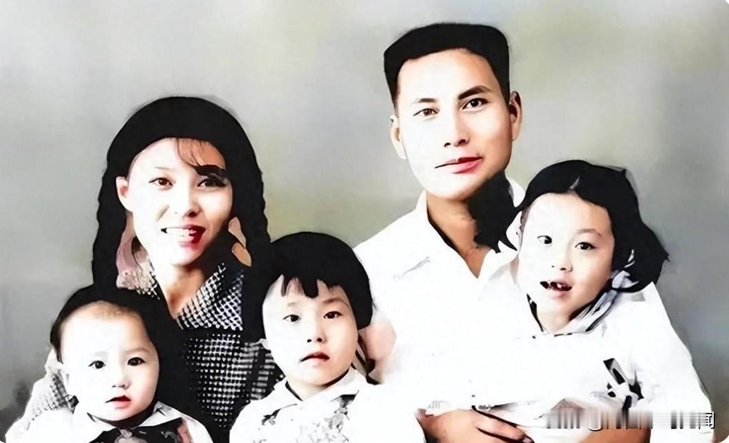 50年代，张万年上将与妻子钟佩昭及三个女儿张莉、张榕、张艳的一张十分珍贵的全家福