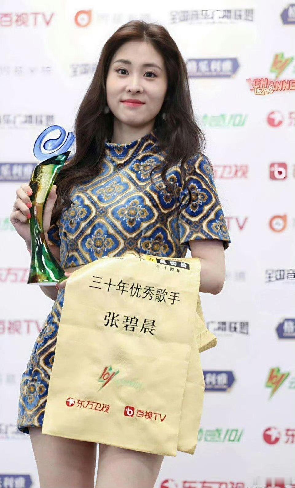 明星多反季节穿搭，为了事业，多风湿张碧晨就是个例子​​​